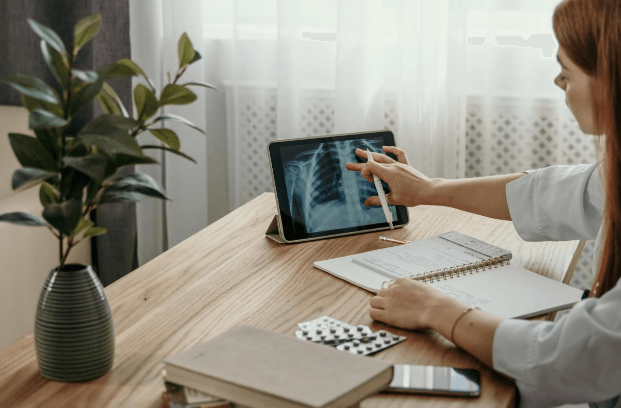 Article Digital Health - Illustration 1 Médecin à son bureau devant sa tablette