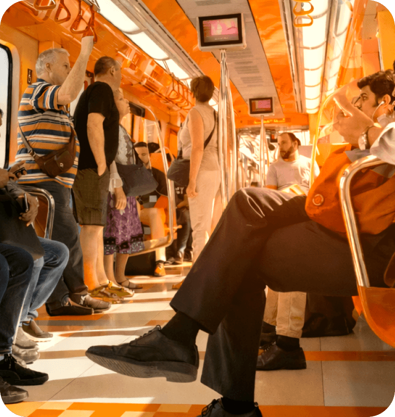 Groupe de voyageurs dans un tramway